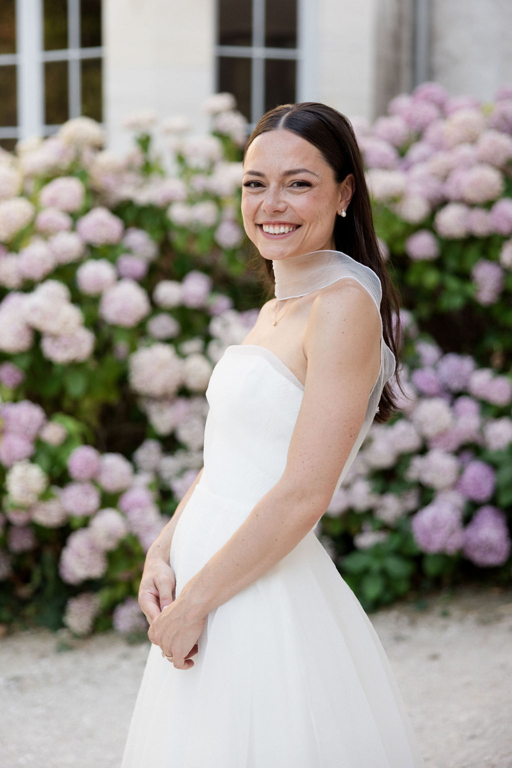 Samantha et benjamin au chateau de Thauvenay par Marie Thibault French wedding Bridal hair and makeup French wedding Natural makeup